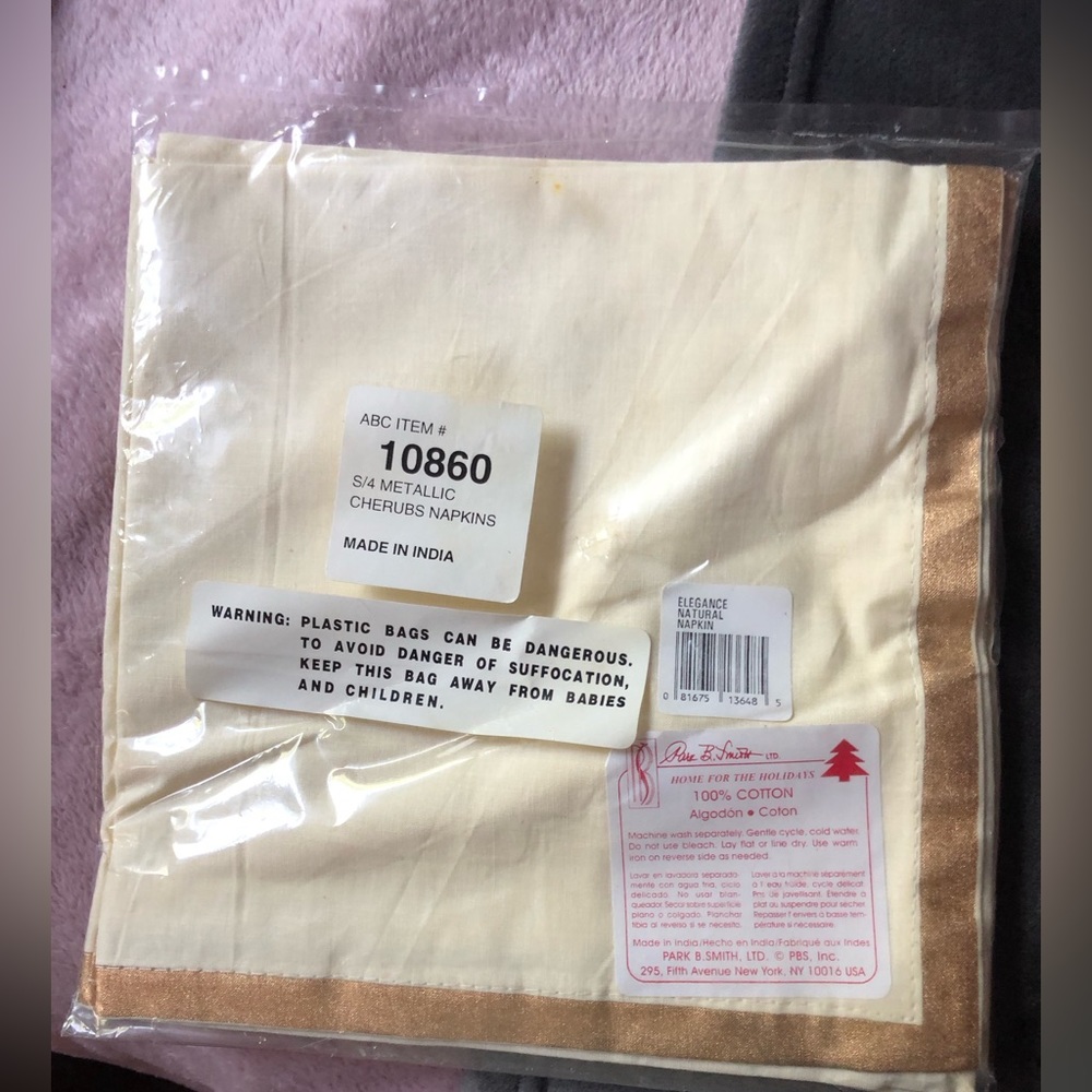 NEW ❤️✅New without tags are unopened, shiny gold lined napkins